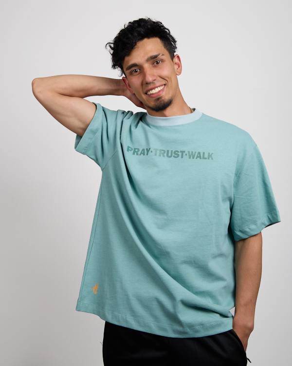 Camiseta Oversize Pray Trust Walk