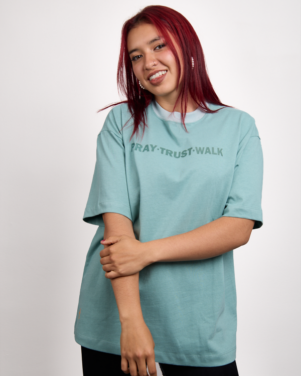 Camiseta Oversize Pray Trust Walk