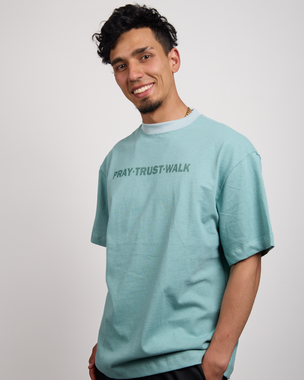 Camiseta Oversize Pray Trust Walk