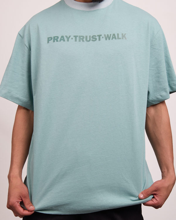 Camiseta Oversize Pray Trust Walk